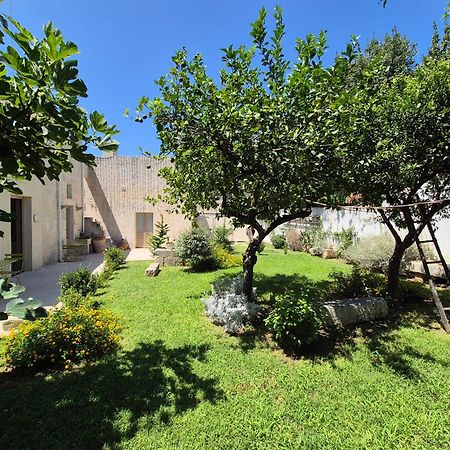 Casa Frea Dimora Storica Bed & Breakfast Martano Exterior photo